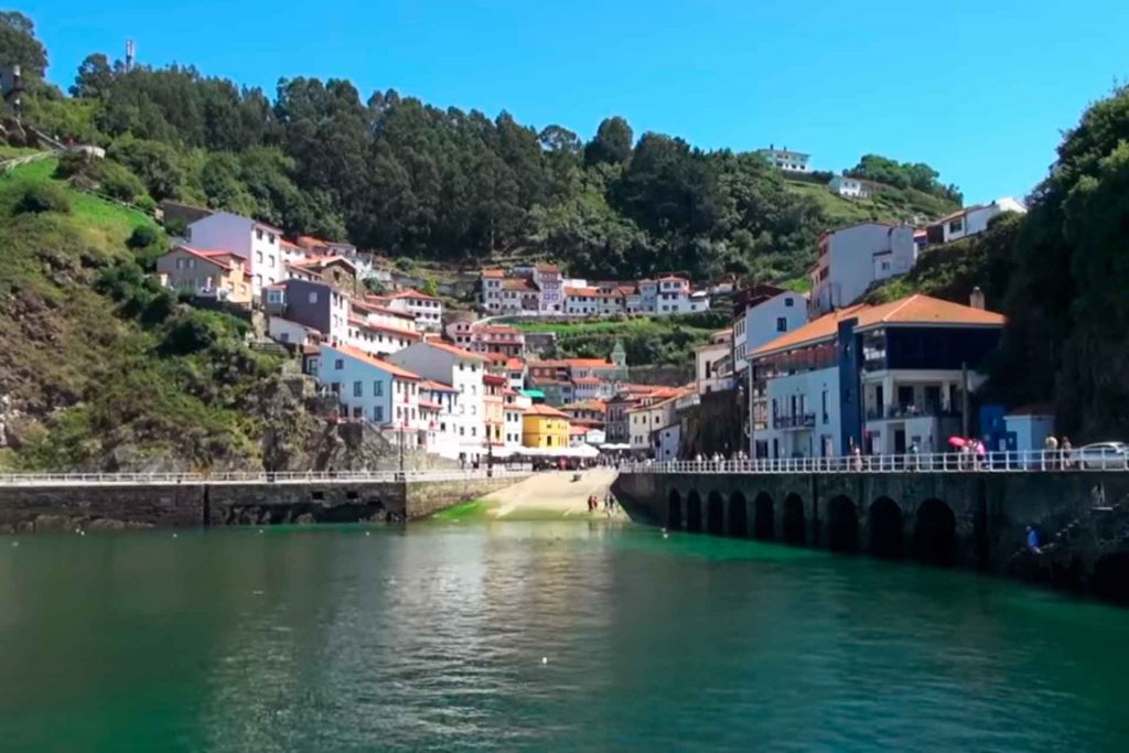 Paisaje de Cudillero que es un pueblo costero de Asturias